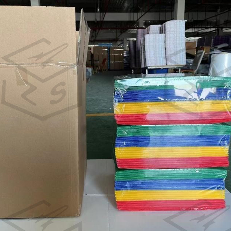 Plastikowe panele prywatności na biurko w klasie studenckiej